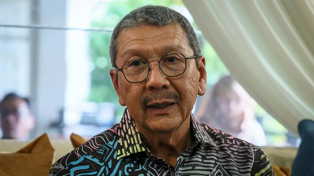 KOTA BHARU, 8 Okt - Ketua Pengarah Perkhidmatan Awam Tan Sri Dr. Wan Ahmad Dahlan Abdul Aziz bercakap pada sidang media pada Program Santuni Pesara Bersama Ketua Pengarah Perkhidmatan Awam di Pusat Jagaan Shaliscare, Telipot hari ini hari ini.