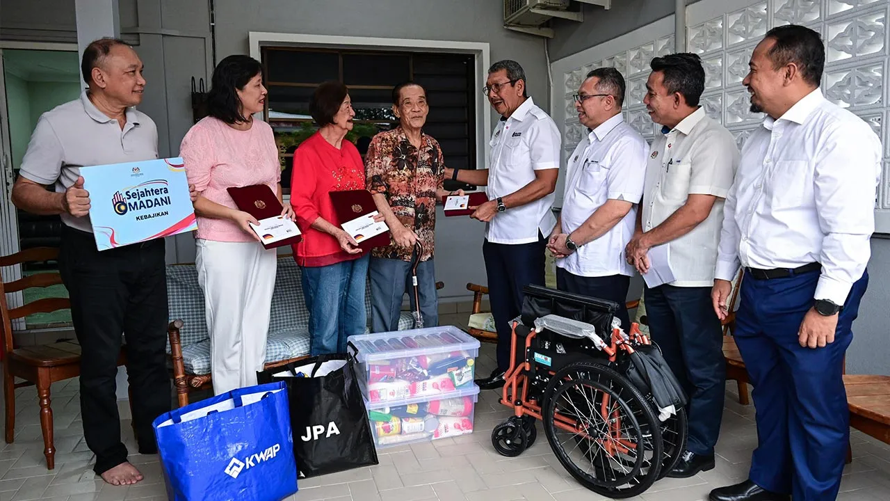 KUALA TERENGGANU, 18 Okt -- Ketua Pengarah Perkhidmatan Awam Tan Sri Dr Wan Ahmad Dahlan Abdul Aziz (empat kanan) beramah mesra bersama pesara, Soh Kim Seah, 90 (empat, kiri) bersama isteri, Phua Siew Hong, 84 (tiga kiri) dan anaknya, Soh Lay Liew (dua, kiri) pada Program Santuni Pesara di Jalan Air Jernih, hari ini.  Turut hadir, Pengarah Pembangunan Persekutuan Negeri (ICU JPM) Terengganu, Datuk Abdul Kahar Abdul Latif (tiga kanan).  -- fotoBERNAMA (2026) HAK CIPTA TERPELIHARA