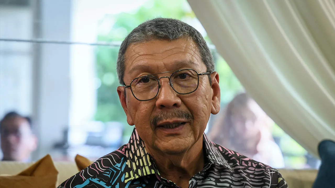 KOTA BHARU, 8 Okt - Ketua Pengarah Perkhidmatan Awam Tan Sri Dr. Wan Ahmad Dahlan Abdul Aziz bercakap pada sidang media pada Program Santuni Pesara Bersama Ketua Pengarah Perkhidmatan Awam di Pusat Jagaan Shaliscare, Telipot hari ini hari ini._BERNAMA