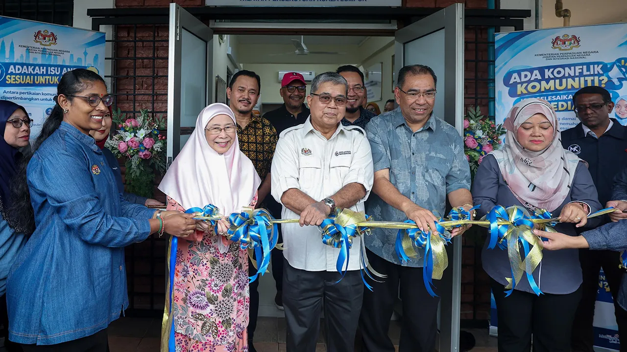 KUALA LUMPUR, 17 Okt -- Isteri Perdana Menteri Datuk Seri Dr Wan Azizah Wan Ismail (tiga, kiri) yang juga Ahli Parlimen Bandar Tun Razak bersama Menteri Perpaduan Negara Datuk Aaron Ago Dagang merasmikan Projek Sosial Kolaboratif Mediasi Komuniti Perumahan Awam Seri Kota hari ini.  Turut hadir Ketua Pengarah Jabatan Perpaduan Negara dan Integrasi Nasional Zulkifli Hashim (dua, kanan).  --fotoBERNAMA (2026)