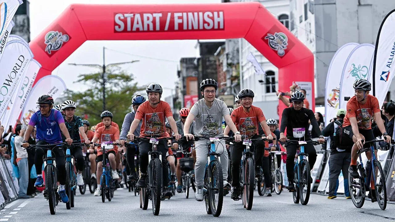 TAIPING, 25 Okt -- Timbalan Menteri Pendidikan merangkap Ahli Parlimen Taiping Wong Kah Woh (tengah) turut menyertai kayuhan bagi kategori 17 km bermula dari Dataran Warisan pada program The Heritage Ride Taiping 2026 hari ini.