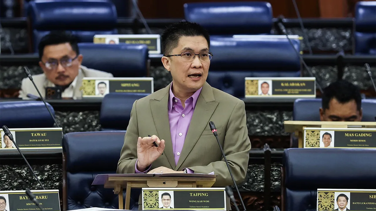 KUALA LUMPUR, 13 Okt - Timbalan Menteri Pendidikan Wong Kah Woh ketika sesi Pertanyaan-pertanyaan Bagi Jawab Lisan sempena Mesyuarat Ketiga, Penggal Kelima, Parlimen ke-15 di Bangunan Parlimen hari ini._BERNAMA