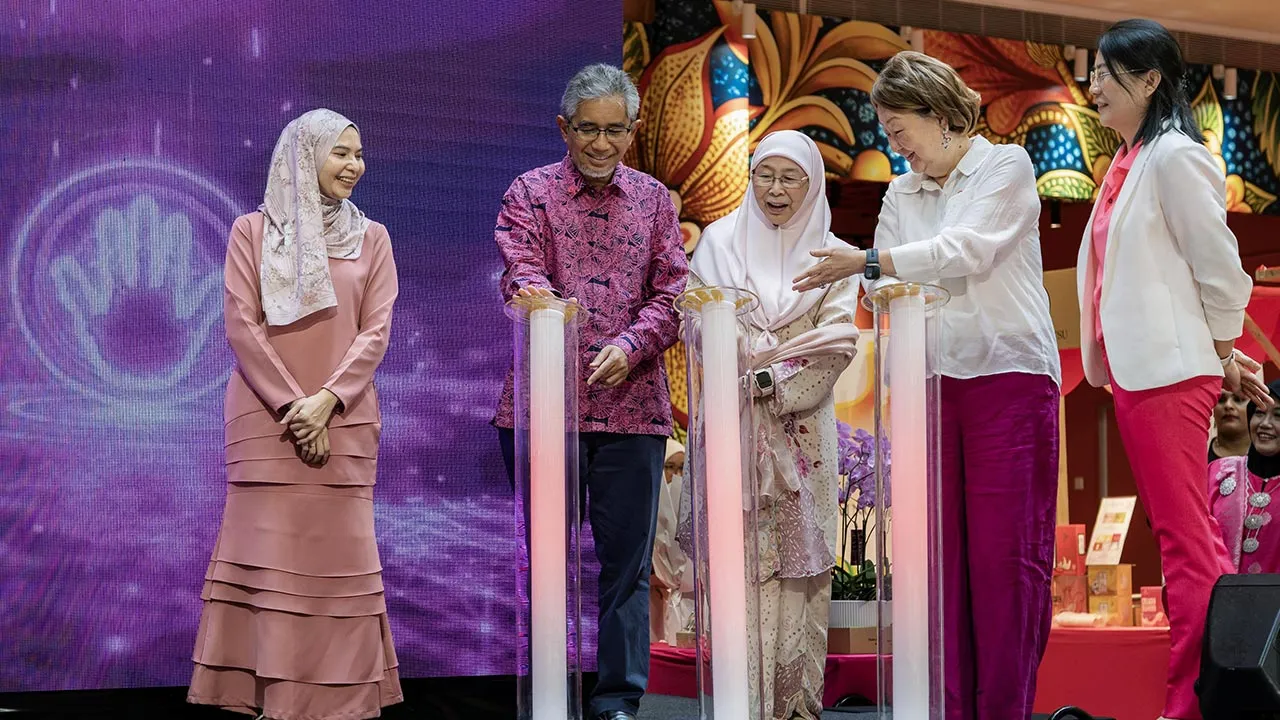 KUALA LUMPUR, 16 Okt -- Isteri Perdana Menteri Datuk Seri Dr Wan Azizah Wan Ismail (tiga, kiri) melakukan gimik pelancaran Kempen Pink ESG Wellness 2026, hari ini.  Turut sama Timbalan Ketua Pengarah Klinikal (Surgikal) PPUM Profesor Dr. Nor'Azim Mohd Yunos (dua, kiri).  --fotoBERNAMA (2026) HAK CIPTA TERPELIHARA