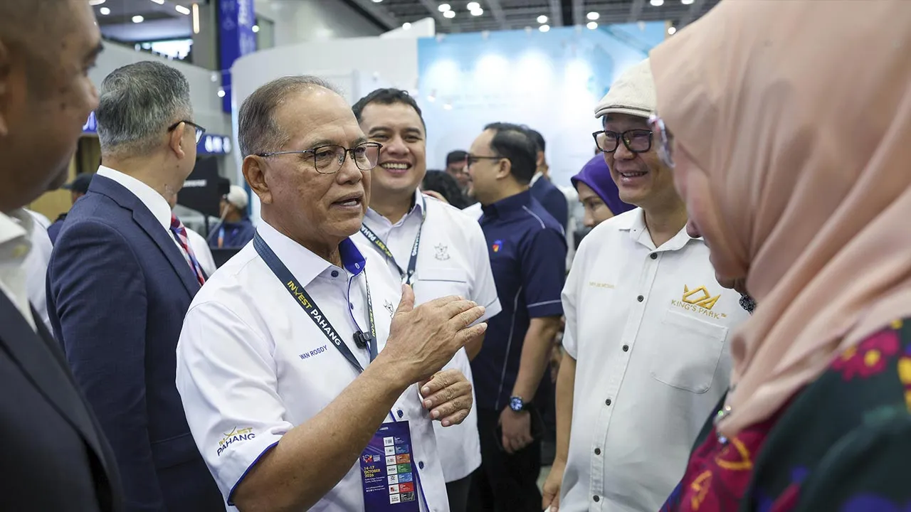 KUALA LUMPUR, 16 Okt -- Menteri Besar Pahang Datuk Seri Wan Rosdy Wan Ismail beramah mesra dengan sebahagian hadirin pada Majlis Pertukaran Dokumen Kerjasama Strategik Kerajaan Negeri Pahang sempena Selangor International Business Summit (SIBS) 2026 di Pusat Konvensyen Kuala Lumpur di sini hari ini.  -- fotoBERNAMA (2026) HAK CIPTA TERPELIHARA
