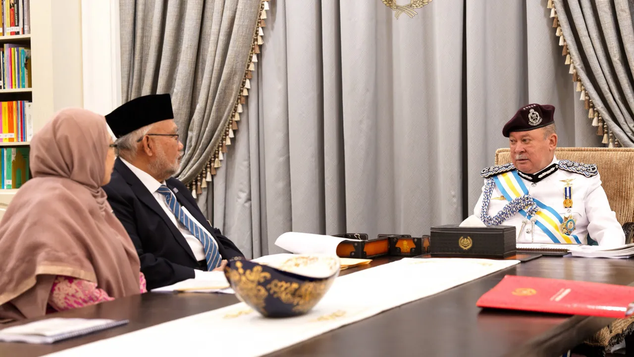 KDYMM Seri Paduka Baginda Yang di-Pertuan Agong, Sultan Ibrahim berkenan menerima mengadap Pengerusi dan Timbalan Pengerusi Suruhanjaya Bebas Tatakelakuan Polis (IPCC), pada hari ini (8 Oktober). kredit:Sultan Ibrahim Sultan Iskandar