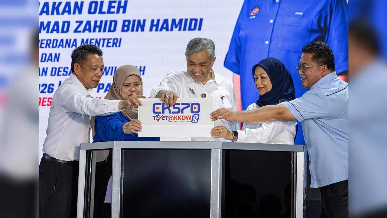 SUNGAI BESAR, 25 Okt -- Timbalan Perdana Menteri Datuk Seri Dr Ahmad Zahid Hamidi ketika merasmikan Ekspo Tvet @ KKDW di pekarangan Stadium Sungai Besar hari ini.  Timbalan Menteri Kemajuan Desa dan Wilayah Datuk Rubiah Wang (dua,kiri).