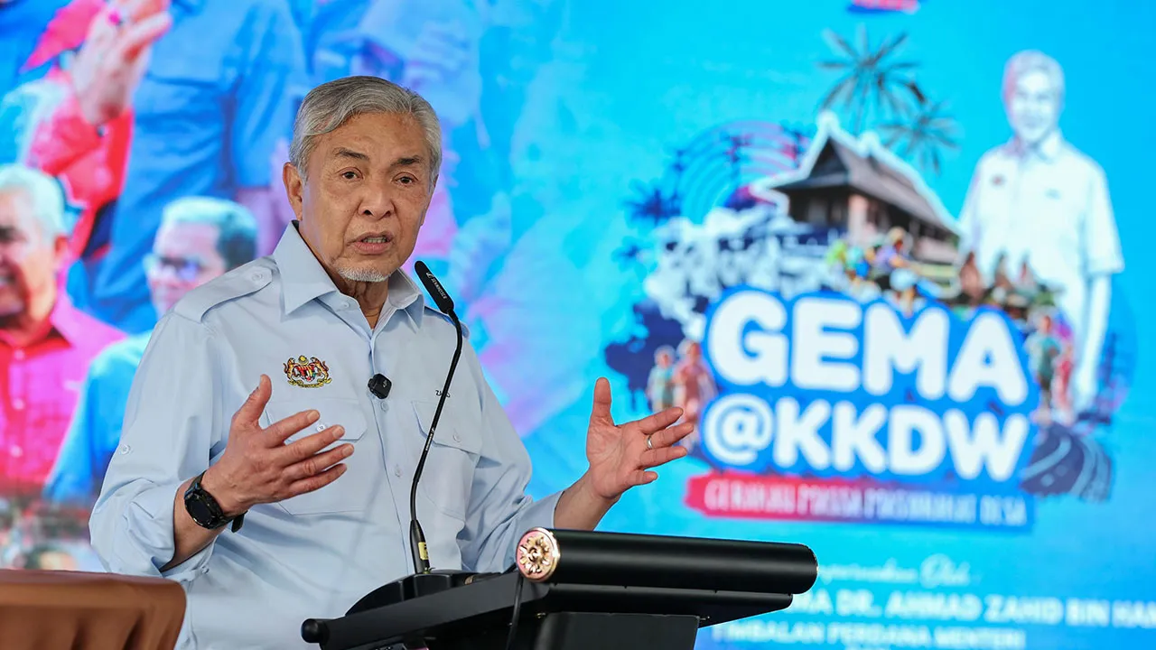 ALOR GAJAH, 31 Okt -- Timbalan Perdana Menteri merangkap Menteri Kemajuan Desa dan Wilayah Datuk Seri Dr Ahmad Zahid Hamidi ketika berucap pada Majlis Perasmian Gerakan Massa Masyarakat Desa peringkat Negeri Melaka di Dewan Felcra Ramuan China hari ini. Turut hadir Ketua Menteri Melaka Datuk Seri Dr Ab Rauf Yusoh. --fotoBERNAMA (2026) HAK CIPTA TERPELIHARA