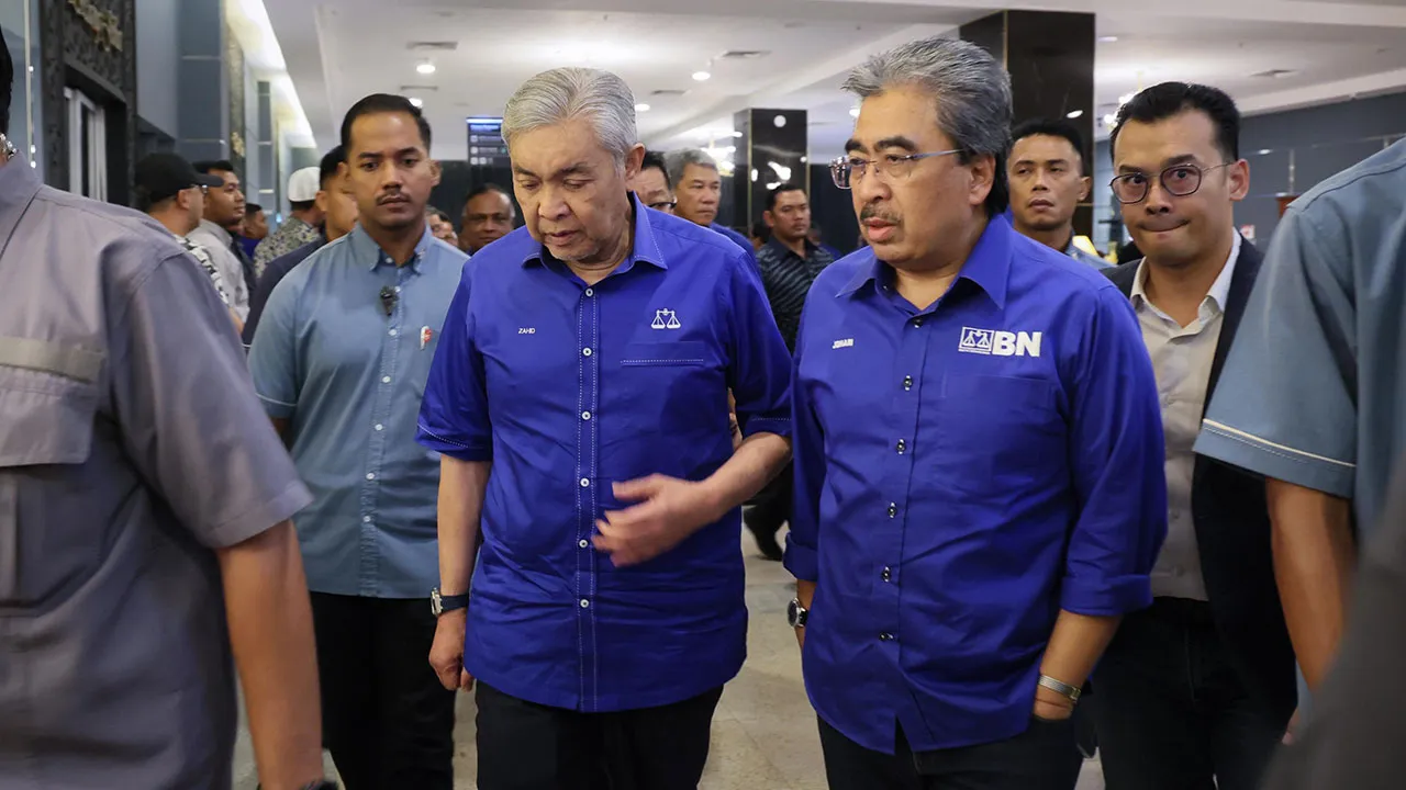 MELAKA, 22 Okt -- Timbalan Perdana Menteri merangkap Menteri Kemajuan Desa dan Wilayah Datuk Seri Dr Ahmad Zahid Hamidi (dua, kiri) yang juga Pengerusi Barisan Nasional (BN) hadir bagi mempengerusikan Mesyuarat BN di Pusat Dagangan Antarabangsa Melaka (MITC), Ayer Keroh hari ini.  "fotoBERNAMA (2026) HAK CIPTA TERPELIHARA