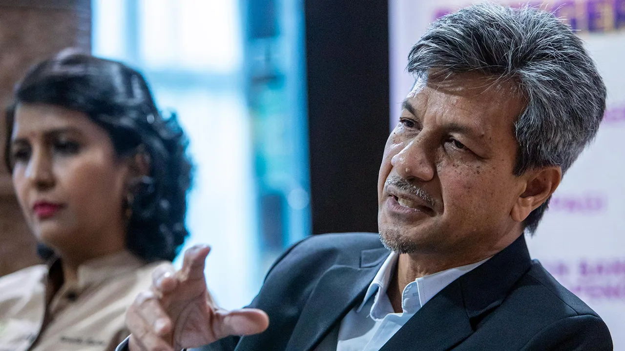 GOPENG, 20 Okt -- Ketua Pengarah Arkib Negara Zaidin Mohd Noor (kanan) bercakap pada sidang media selepas menghadiri Majlis Bicara Warisan Adat Kehamilan dan Kelahiran Kaum di Negeri Perak di Dewan Bankuet FAMA, Pusat Transformasi Luar Bandar (RTC) Gopeng, hari ini.  --fotoBERNAMA (2026)