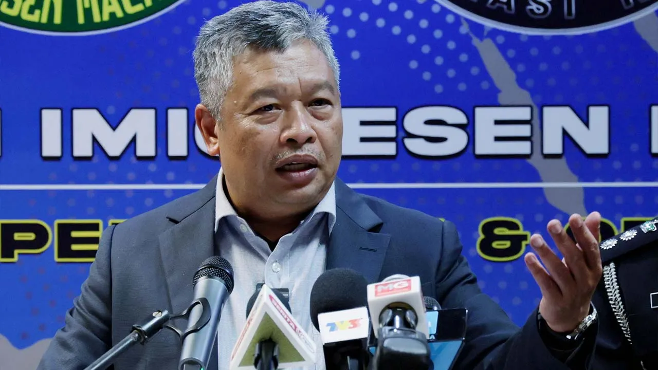 PUTRAJAYA, 6 Okt - Ketua Pengarah Jabatan Imigresen Malaysia (JIM) Datuk Zakaria Shaaban ketika sidang media Operasi Khas Jabatan Imigresen Malaysia di Bahagian Perisikan Dan Operasi Khas Komplek Kerajaan Setia Perkasa, Presint 1 hari ini. - fotoBERNAMA (2026) HAK CIPTA TERPELIHARA