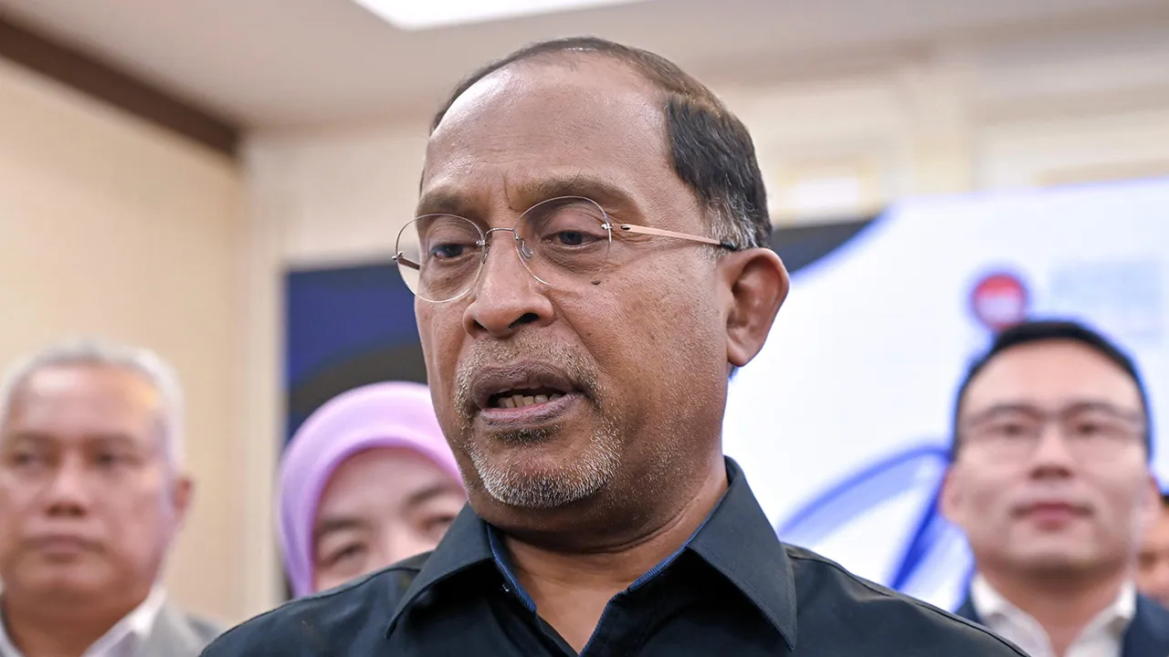 TANJONG MALIM, 14 Okt - Menteri Pendidikan Tinggi Datuk Seri Dr Zambry Abd Kadir ketika ditemui pengamal media pada Penutup Konvensyen KARISMA Pemimpin Muda IPT 2026 di Dewan Tuanku Canselor, Universiti Pendidikan Sultan Idris (UPSI) hari ini.  - fotoBERNAMA (2026)