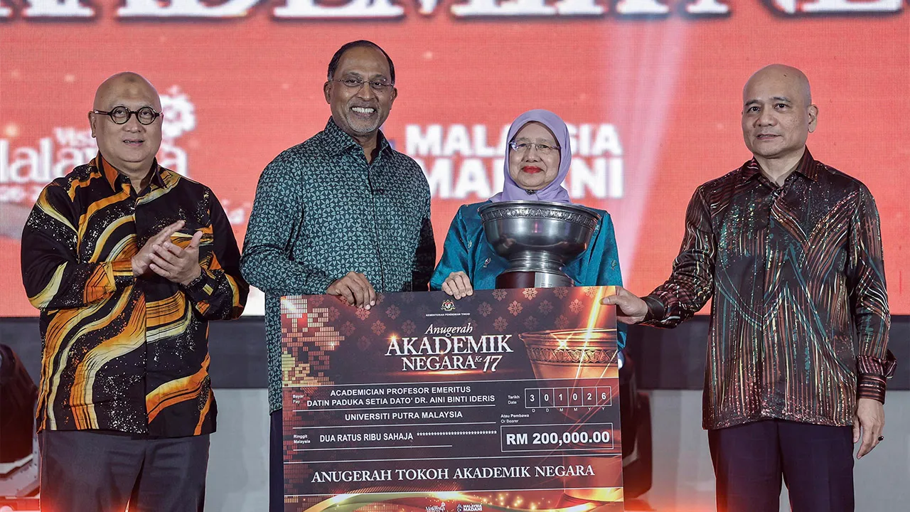 KLANG, 30 Okt -- Menteri Pendidikan Tinggi Datuk Seri Dr Zambry Abd Kadir bersama penerima Anugerah Tokoh Akademik Negara, Prof Datin Paduka Datuk Dr Aini Ideris daripada Universiti Putra Malaysia (UPM) pada Majlis Anugerah Akademik Negara ke-17 di sebuah hotel malam ini._BERNAMA