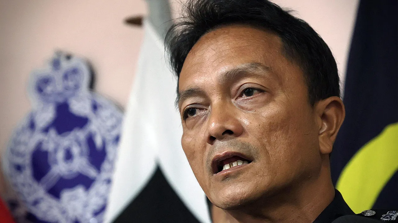 MELAKA, 22 Okt -- Ketua Polis Melaka Datuk Dzulkhairi Mukhtar bercakap pada sidang media sempena Majlis Taklimat Pilihan Raya Negeri (PRN) Melaka ke-16 di Ibu Pejabat Polis Kontinjen Melaka, Bukit Beruang hari ini._BERNAMA