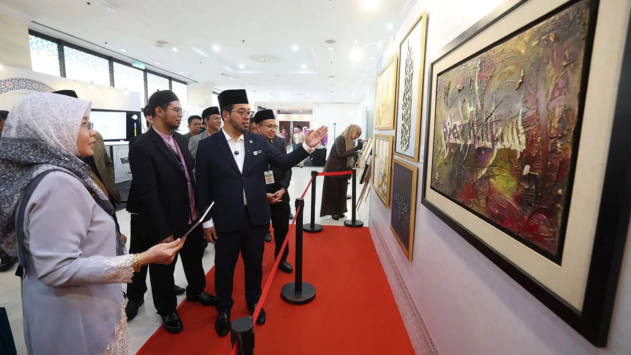 KUALA LUMPUR, 6 Okt - Menteri di Jabatan Perdana Menteri (Hal Ehwal Agama), Dr Zulkifli Hasan (tiga, kiri) melawat reruai selepas merasmikan Pameran Seni Khat Sedunia sempena Majlis Tilawah dan Hafazan Al-Quran Peringkat Antarabangsa Ke-66 di Pusat Dagangan Antarabangsa Kuala Lumpur (WTCKL) hari ini. - fotoBERNAMA (2026) HAK CIPTA TERPELIHARA