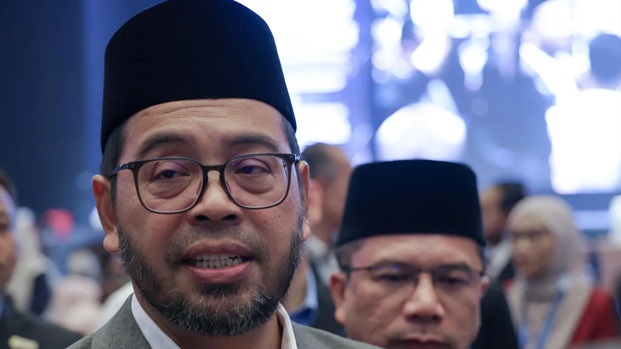 BANGI, 27 Okt -- Menteri di Jabatan Perdana Menteri (Hal Ehwal Agama) Dr Zulkifli Hasan ditemui media pada Majlis Perasmian Persidangan Kebangsaan Eksekutif Halal 2026 (PEH26) di Bangi Avenue Convention Centre (BACC), hari ini._BERNAMA