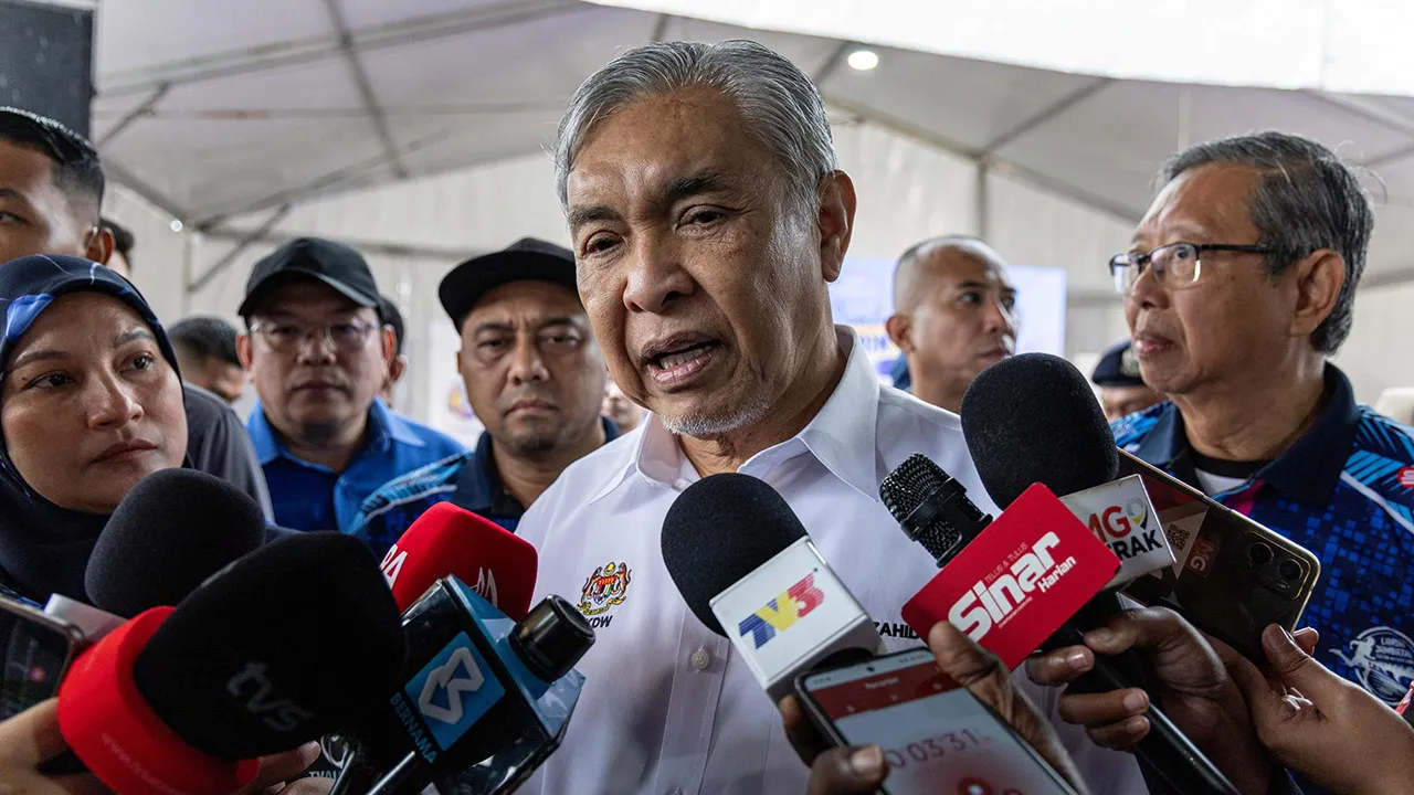 BAGAN DATUK, 25 Okt -- Timbalan Perdana Menteri, Datuk Seri Dr Ahmad Zahid Hamidi bercakap kepada media ketika hadir pada majlis penyampaian hadiah Program Larian Jambatan Sultan Nazrin Shah Daerah Bagan Datuk di Tapak Pasar Malam Bagan Datuk hari ini._BERNAMA