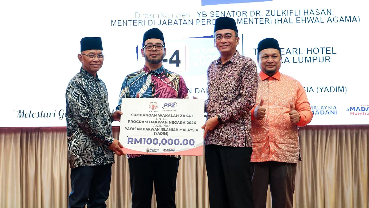 KUALA LUMPUR, 3 Okt - Menteri di Jabatan Perdana Menteri (Hal Ehwal Agama) Dr Zulkifli Hasan (dua, kiri) menyaksikan Timbalan Ketua Pegawai Eksekutif Operasi, Pusat Pungutan Zakat-MAIWP Mohammed Hassan (dua, kanan) menyampaikan cek cura bernilai RM100,000 kepada Yang Dipertua Yayasan Dakwah Islamiah Malaysia (YADIM) Datuk Dr Hasan Bahrom (kiri) pada Perasmian Program Dakwah Negara (PDN) 2026 bertemakan "Membangun Adab, Membina Negara " di sebuah hotel hari ini. - fotoBERNAMA (2026) HAK CIPTA TERPELIHARA