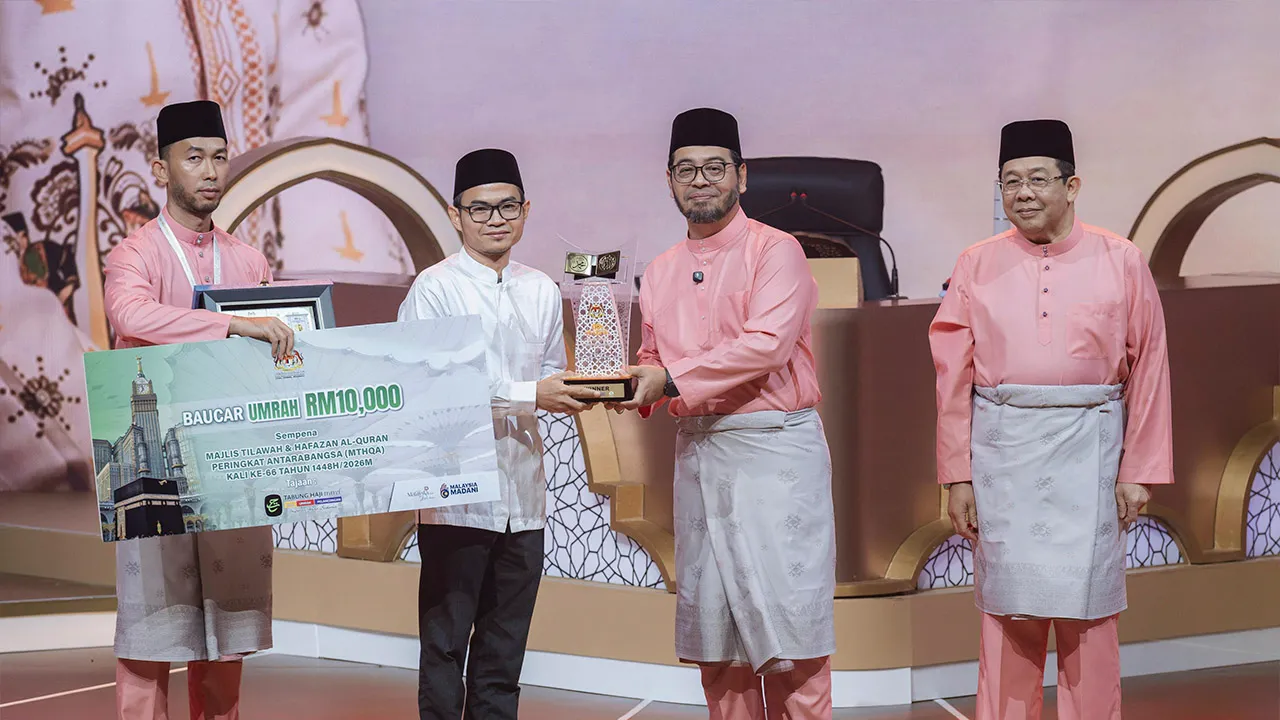 Menteri di Jabatan Perdana Menteri (Hal Ehwal Agama) Dr Zulkifli Hasan (dua, kanan) menyampaikan hadiah juara kategori tilawah al-Quran lelaki kepada peserta dari Indonesia Muhammad Fauji Ridwan (dua, kiri) pada Majlis Penutupan Tilawah dan Menghafaz Al-Quran Peringkat Antarabangsa (MTHQA) ke-66 Pusat Dagangan Dunia Kuala Lumpur (WTCKL) hari ini. -Foto BERNAMA