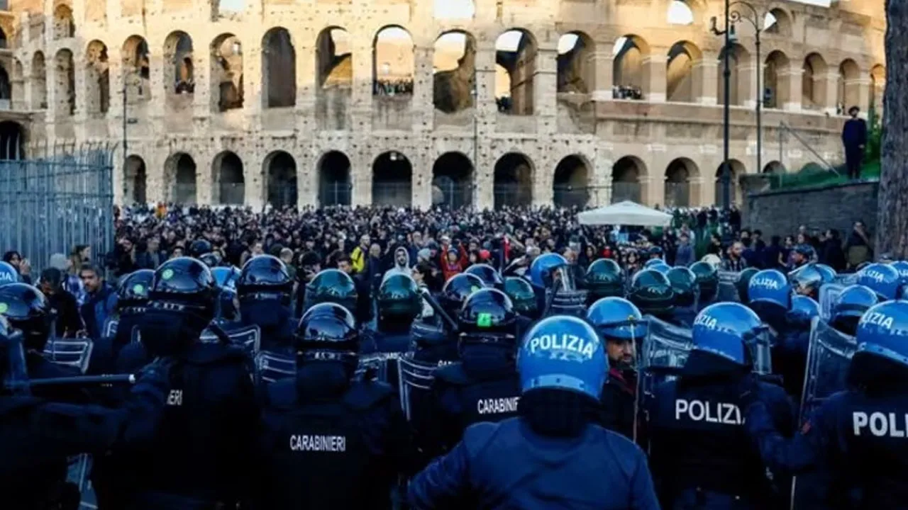 Police and Carabinieri officers line up outside the Colosseum as people join spontaneous demonstrations against the rising cost of living and blocked by police, a week after protests ended in clashes and looting in northern cities, in Rome, Oct 24, 2026. (Photo: REUTERS/Vincenzo Livieri)