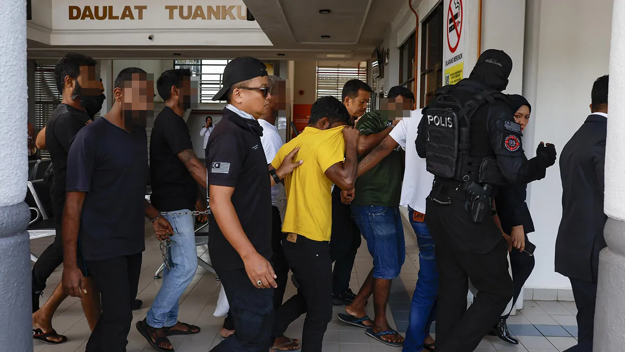SUNGAI PETANI, 22 Okt -- Sembilan ahli kumpulan 'Geng Surai' dihadapkan di Mahkamah Sesyen hari ini atas pertuduhan menjadi ahli kumpulan jenayah terancang.  Kesemua tertuduh ialah Thayalan, 28; A. Tana Balan, 30; Muhamad Rizwan Abd Jalil, 28; G. Sritharan, 39; B. Saranraj, 38; A. Simon, 34; G. Suria Prasad (ketua geng), 30; A. Suresh, 52 dan Kavines, 31._BERNAMA