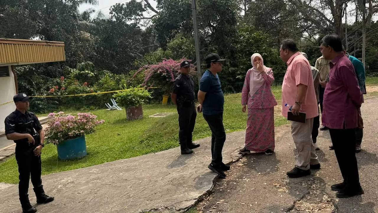 Fadhlina Sidek, lawatan Fadhlina Sidek, Menteri Pendidikan, KPM, kes pelajar maut, pelajar maut di sekolah, Yong Peng, Batu Pahat, Johor, siasatan kematian pelajar, polis johor, Seksyen 302 Kanun Keseksaan, kawalan keselamatan sekolah