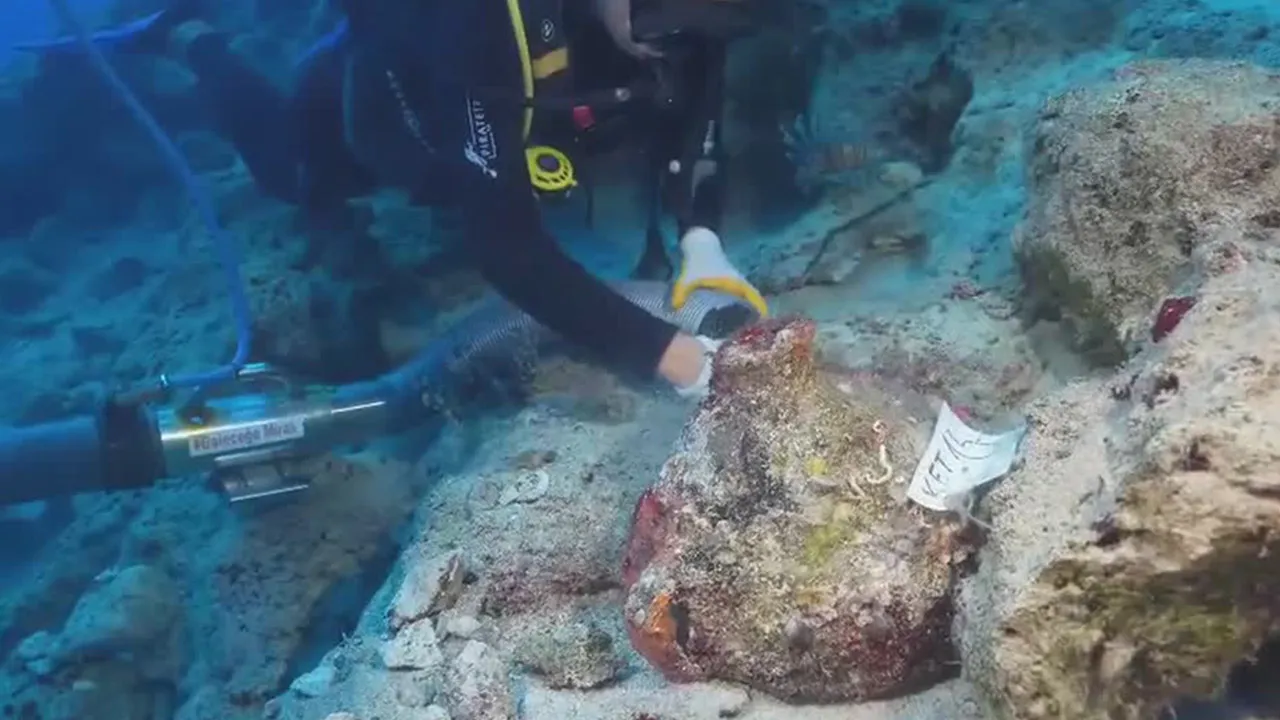 REFILE: Archaeologist says 4,700-year-old shipwreck off Turkish coast is oldest discovered to date_REUTERS