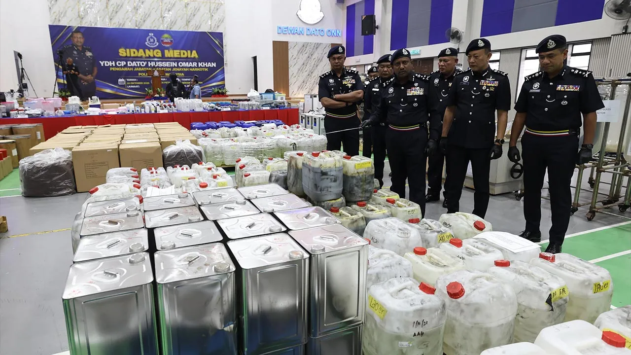 JOHOR BAHRU, 16 Okt -- Pengarah Jabatan Siasatan Jenayah Narkotik Bukit Aman Datuk Hussein Omar Khan melihat pelbagai peralatan memproses dadah yang dirampas susulan kejayaan polis menumpaskan sindiket pemprosesan dadah serta membongkar makmal dadah haram bernilai RM18.19 juta dalam dua serbuan berasingan di kawasan Seri Alam dan Johor Bahru Selatan, awal bulan ini.  dengan kejayaan anggota JSJN menumpaskan sindiket memproses dadah serta membongkar makmal dadah haram bernilai 18,19 juta dalam dua serbuan be