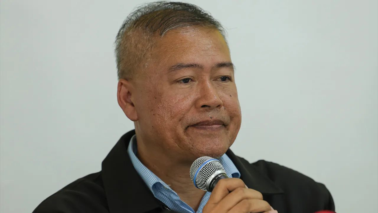 Kuala Lumpur , 27 Oktober 2026.Pengerusi Gerakan Badan Bertindak Sahabat E-Hailing Malaysia , Mohd Zulkifli Othman,bercakap pada Sesi Sidang Media "Inisiatif Penubuhan Kesatuan Sekerja Kebangsaan Pemandu E-hailing Semenanjung Malaysia" Anjuran Jawatankuasa Gerakan Badan Bertindak Sahabat E-hailing Malaysia (JK GBBSEM) di Dewan Orang Ramai Sri Pulau Pinang, Jalan Sekilau, Taman Tenaga, Cheras.Astro AWANI / SHAHIR OMAR