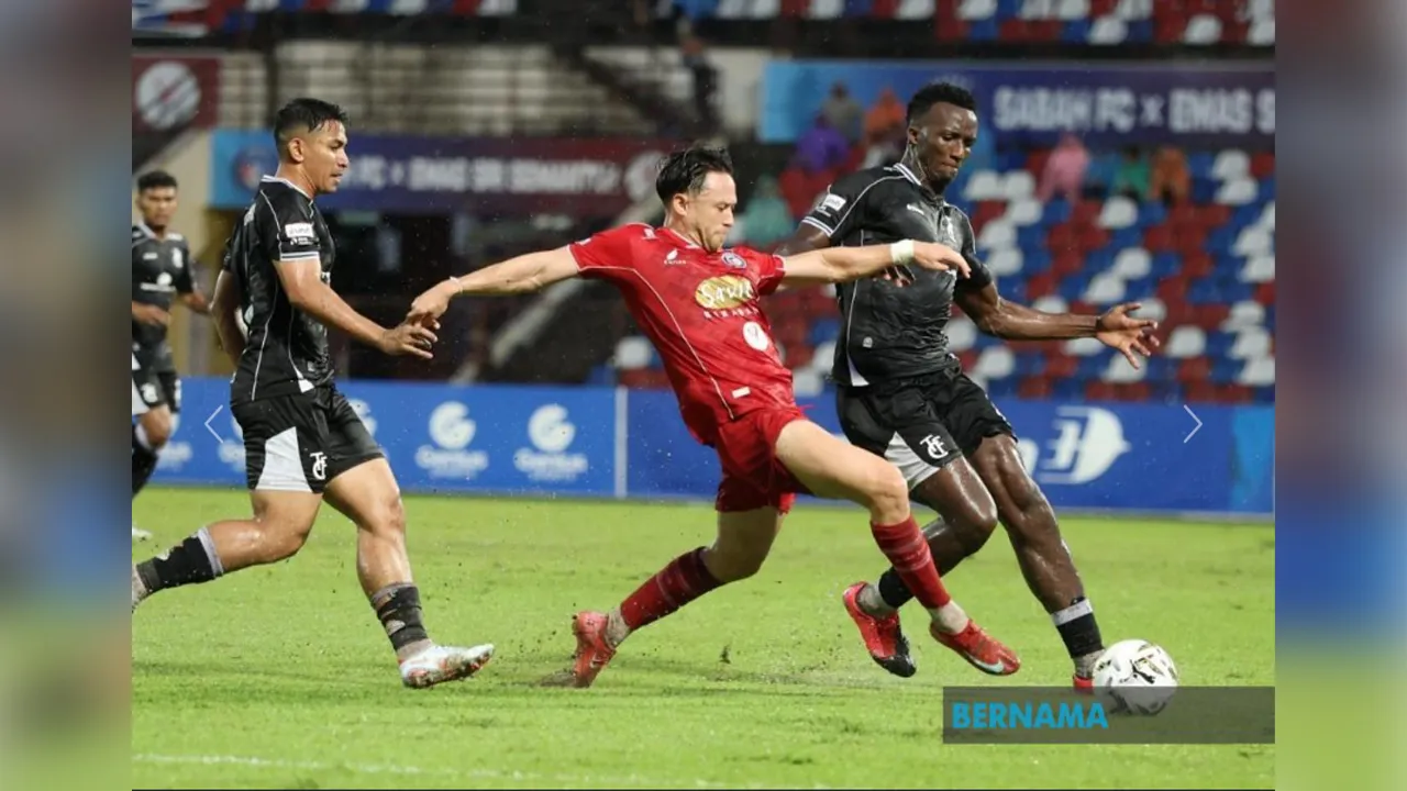 KOTA KINABALU, 31 Okt -- Pemain Sabah FC Darren Lok (dua, kanan) dikawal ketat oleh dua pemain pertahanan Terengganu FC pada aksi Liga Super di Stadium Likas malam tadi.  -- fotoBERNAMA (2026) HAK CIPTA TERPELIHARA
