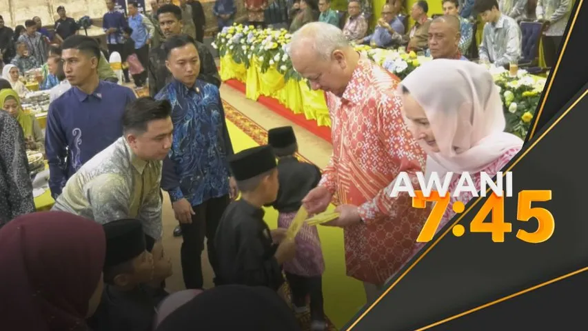 Sultan Nazrin berangkat ke sambutan hari raya bersama 20,000 rakyat