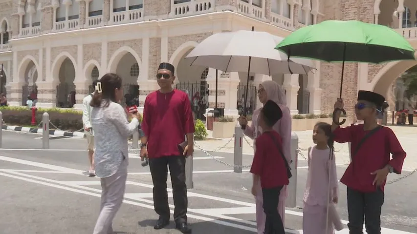 Payung, air mineral jadi peneman orang ramai