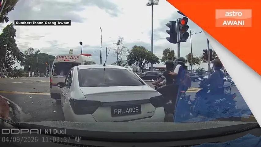 Lima cedera, ambulans terlibat kemalangan dengan dua kereta