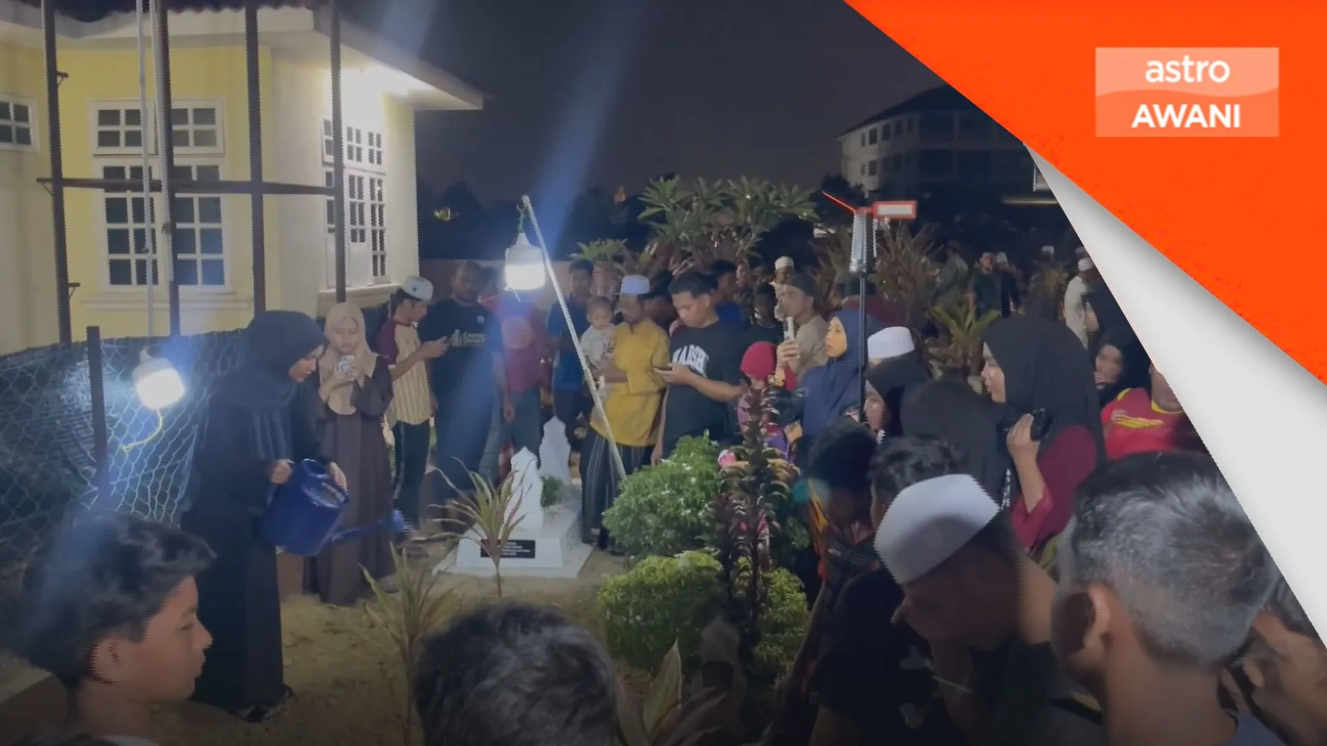 Nur Fatimatul Hawa dikebumikan di sebelah pusara arwah ibunya