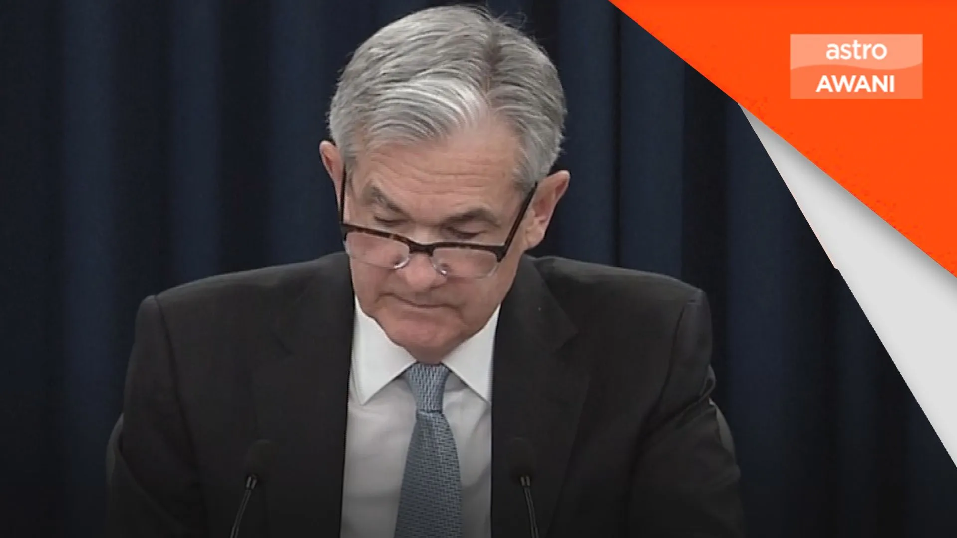 Powell beri bayangan berundur, tekanan serangan politik