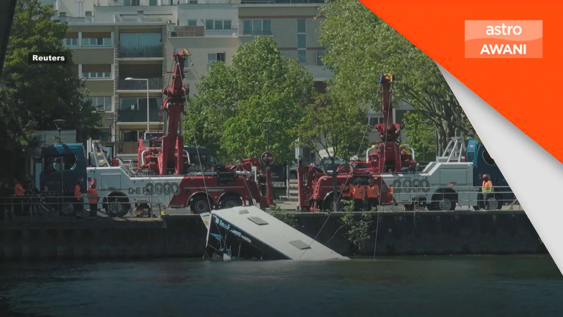 Sebuah bas terjunam ke Sungai Seine, semua mangsa selamat