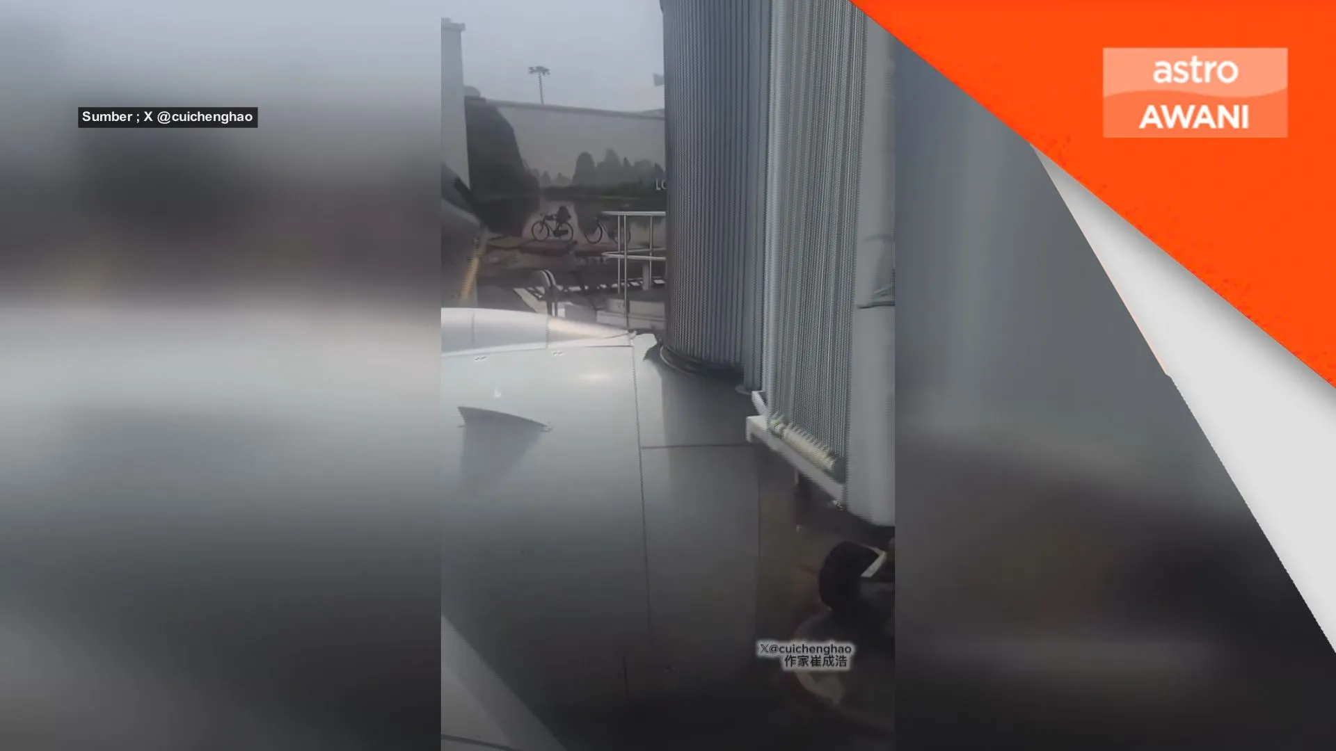 Pesawat di Shanghai langgar 'aerobridge'