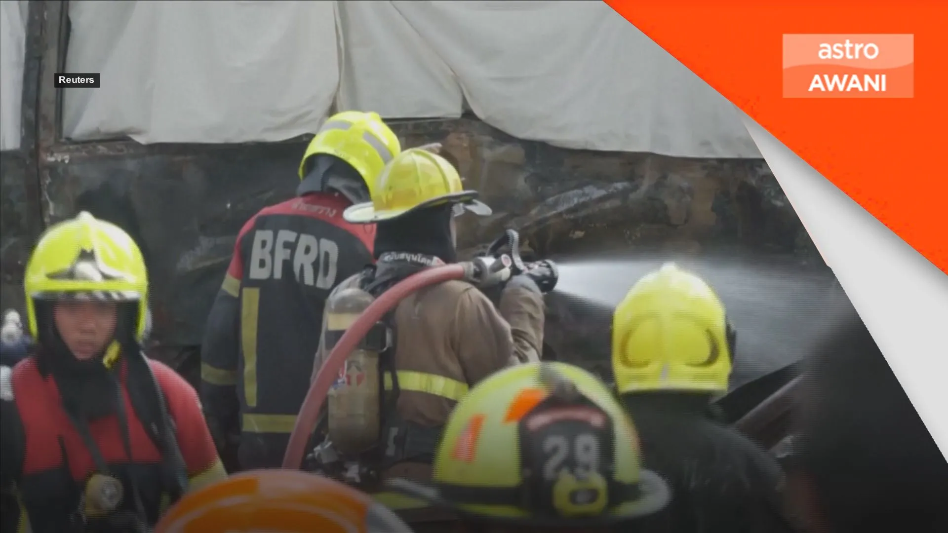 8 maut, 25 cedera kereta api langgar bas sehingga terbakar