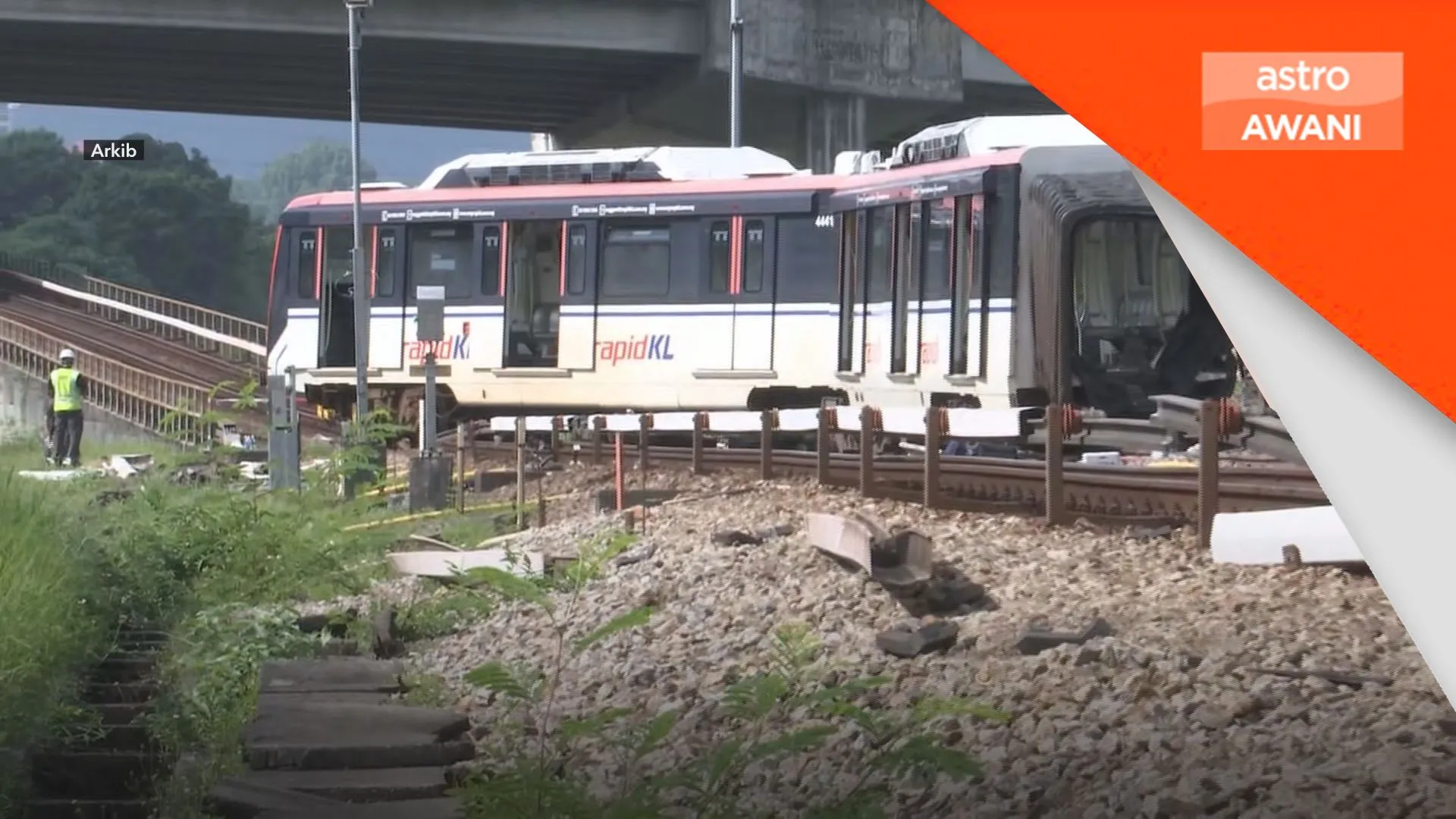 Empat gerabak tergelincir berjaya dikeluarkan