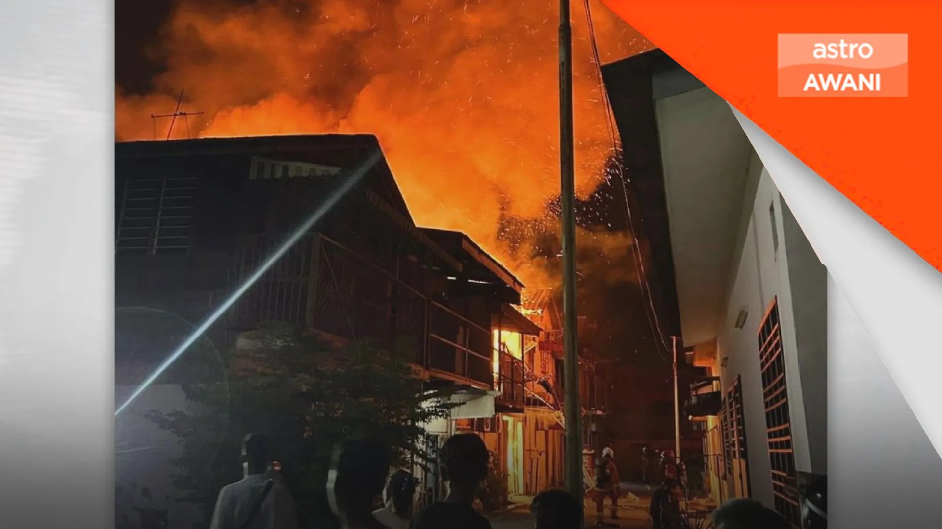 Enam kedai musnah dalam kebakaran di Tanjong Karang