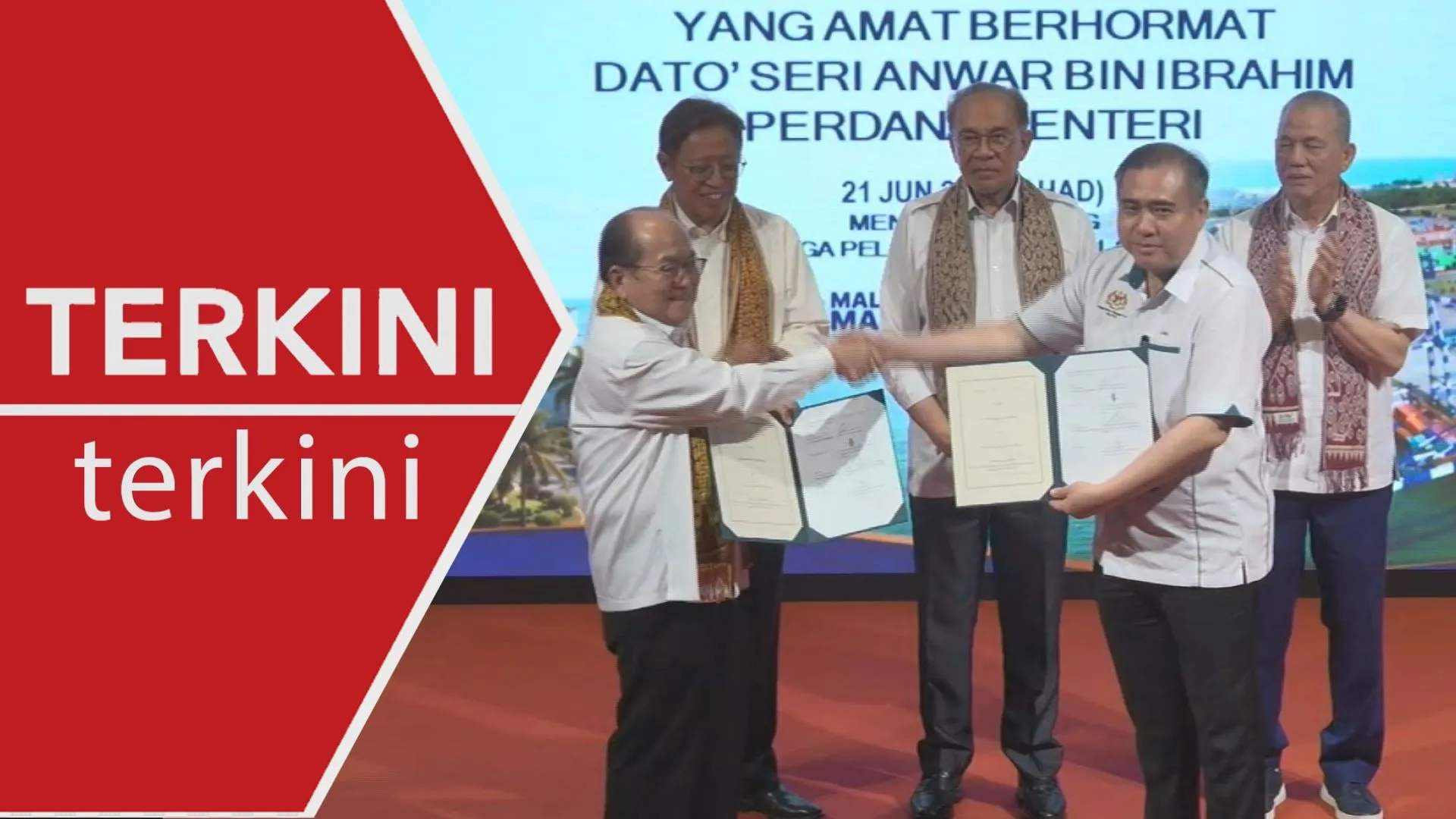 Majlis Penyerahan Cek Penukaran Status Pelabuhan Bintulu