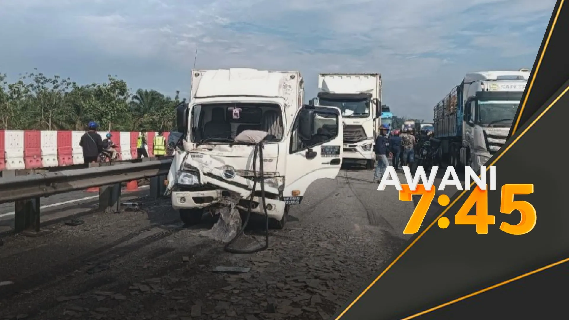 Pemandu treler maut tercampak dalam nahas enam kenderaan
