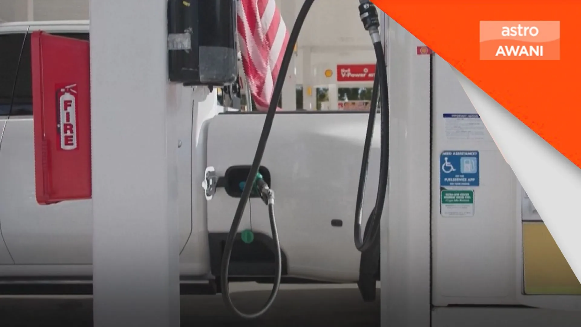 Trump arah turunkan harga petrol, beri amaran kepada peruncit