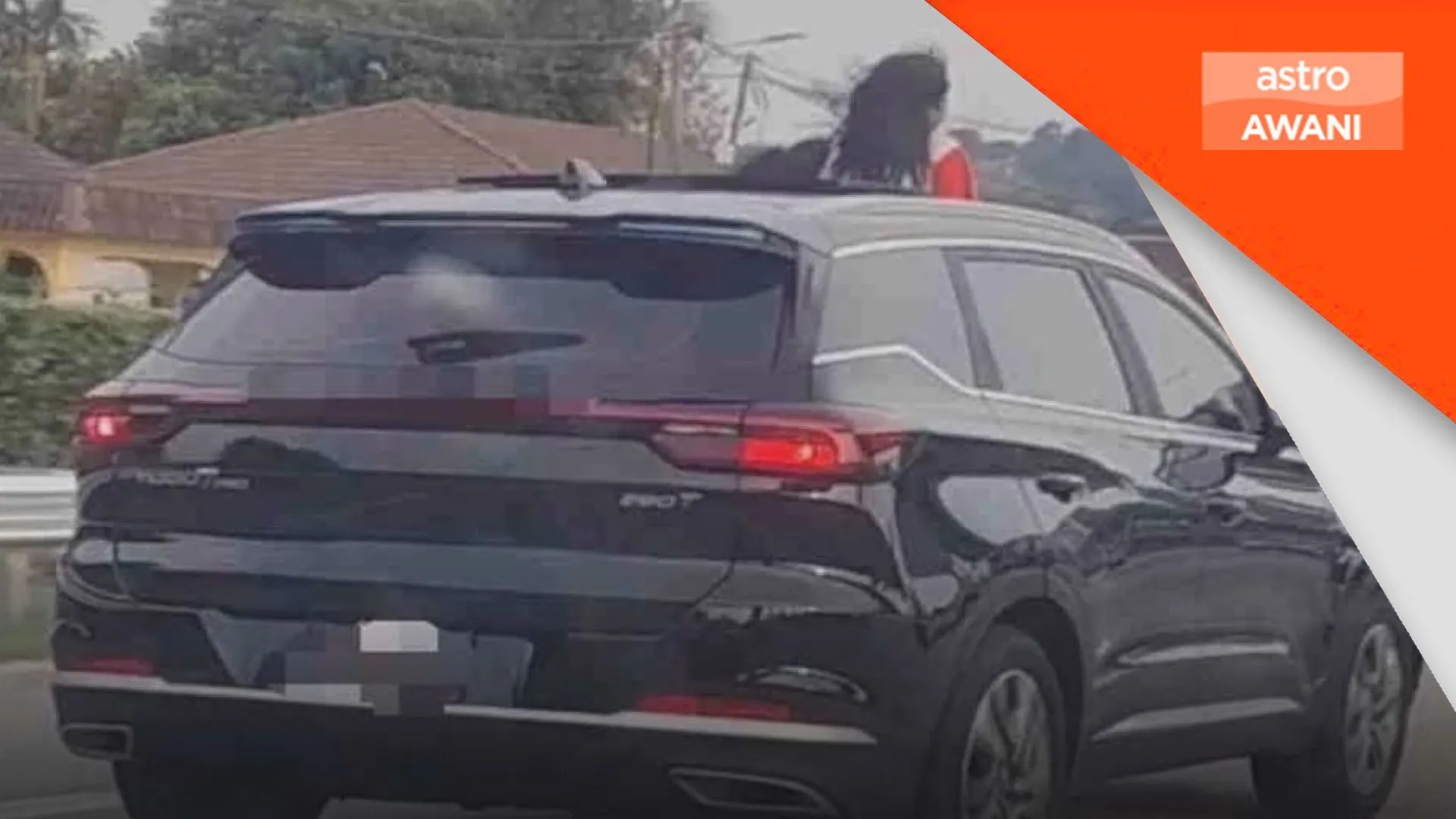 Ibu ditahan, benarkan dua anak keluar melalui sunroof ketika kereta bergerak