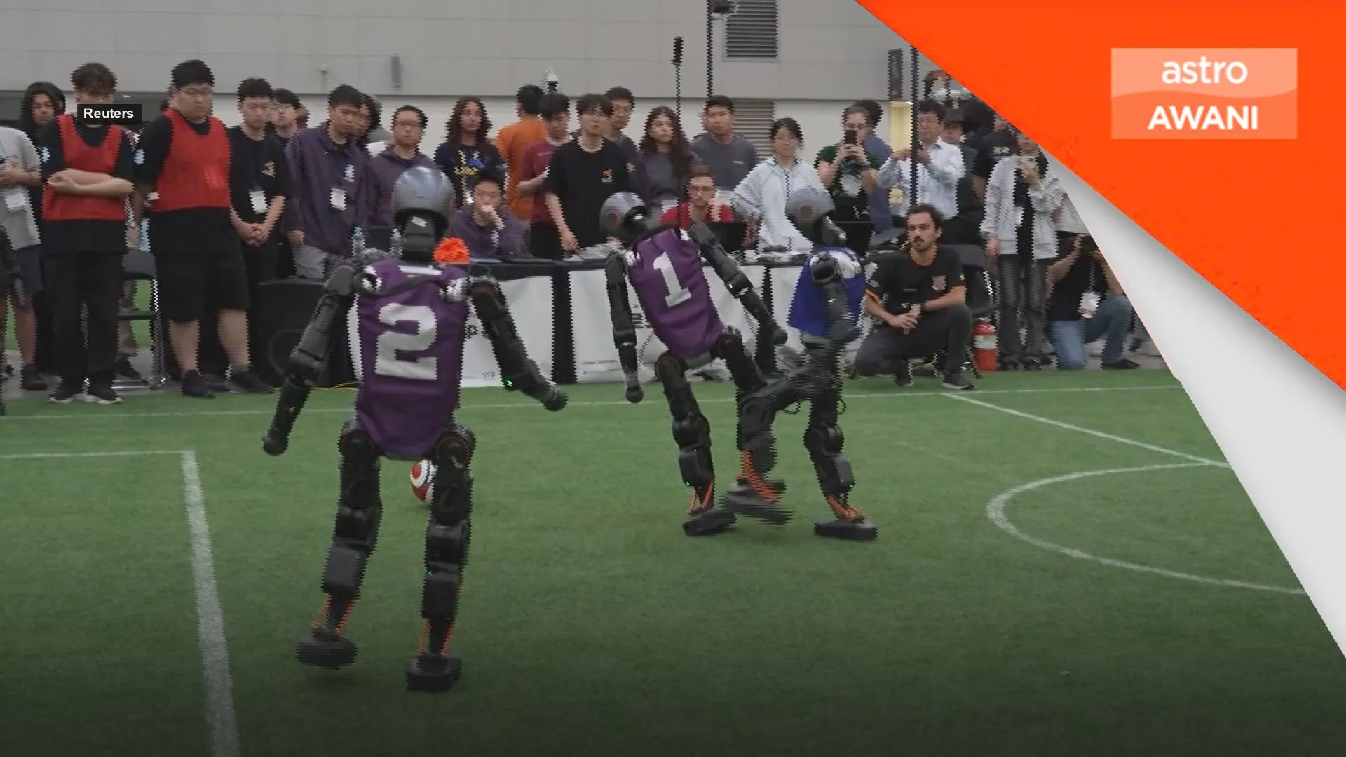 Robot humanoid beraksi dalam sukan bola sepak