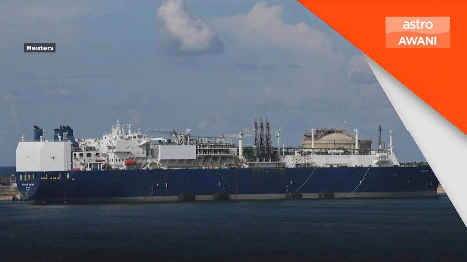 Kapal tangki gas milik Amerika Syarikat terbakar di Pelabuhan Mesir