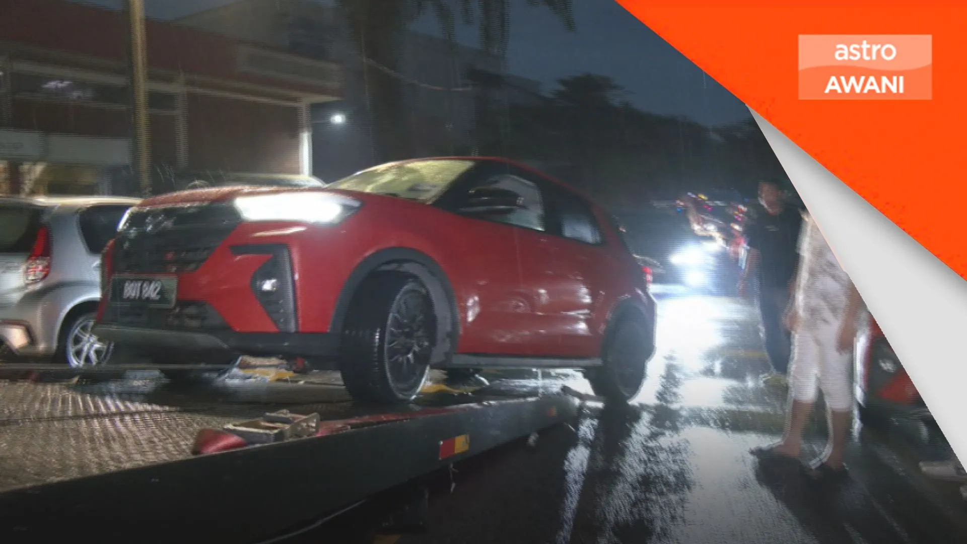 Selepas 'total loss', kereta baharu pula ditelan banjir