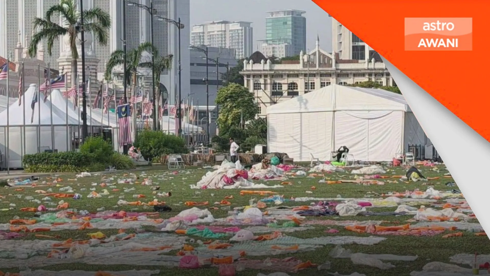 Sorakan tamat, sampah pula tinggal di Dataran Merdeka