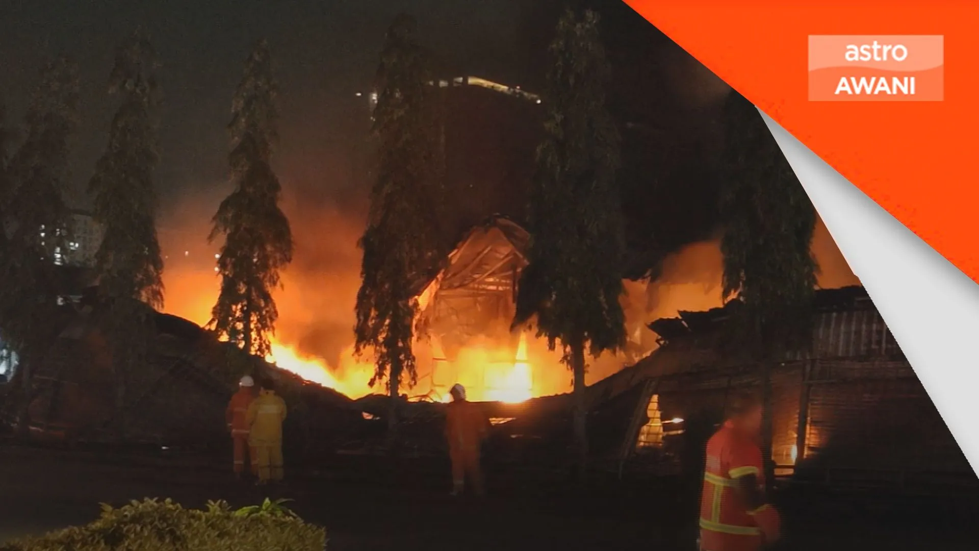 Kedai perkakasan musnah di Seri Kembangan