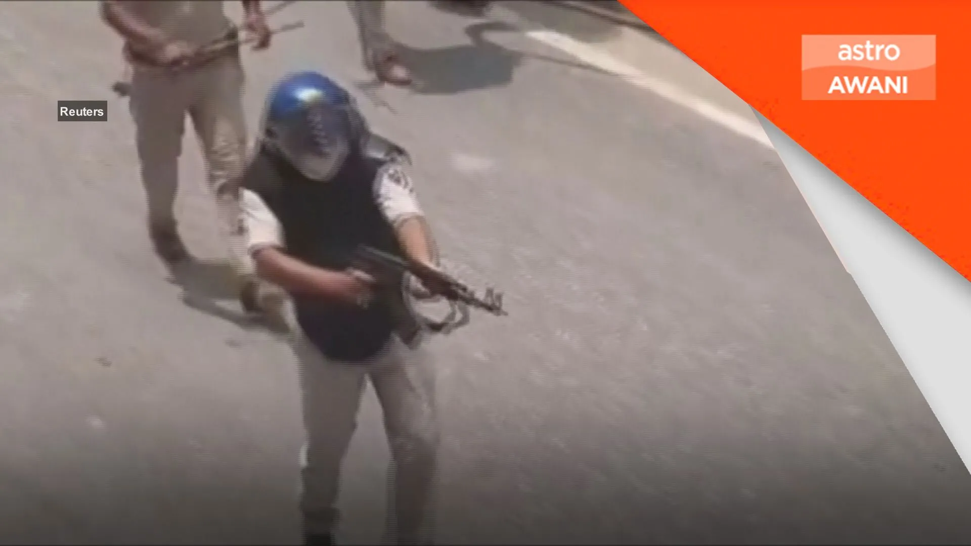 Anggota polis hala senapang AK-47 ke arah pelajar digantung