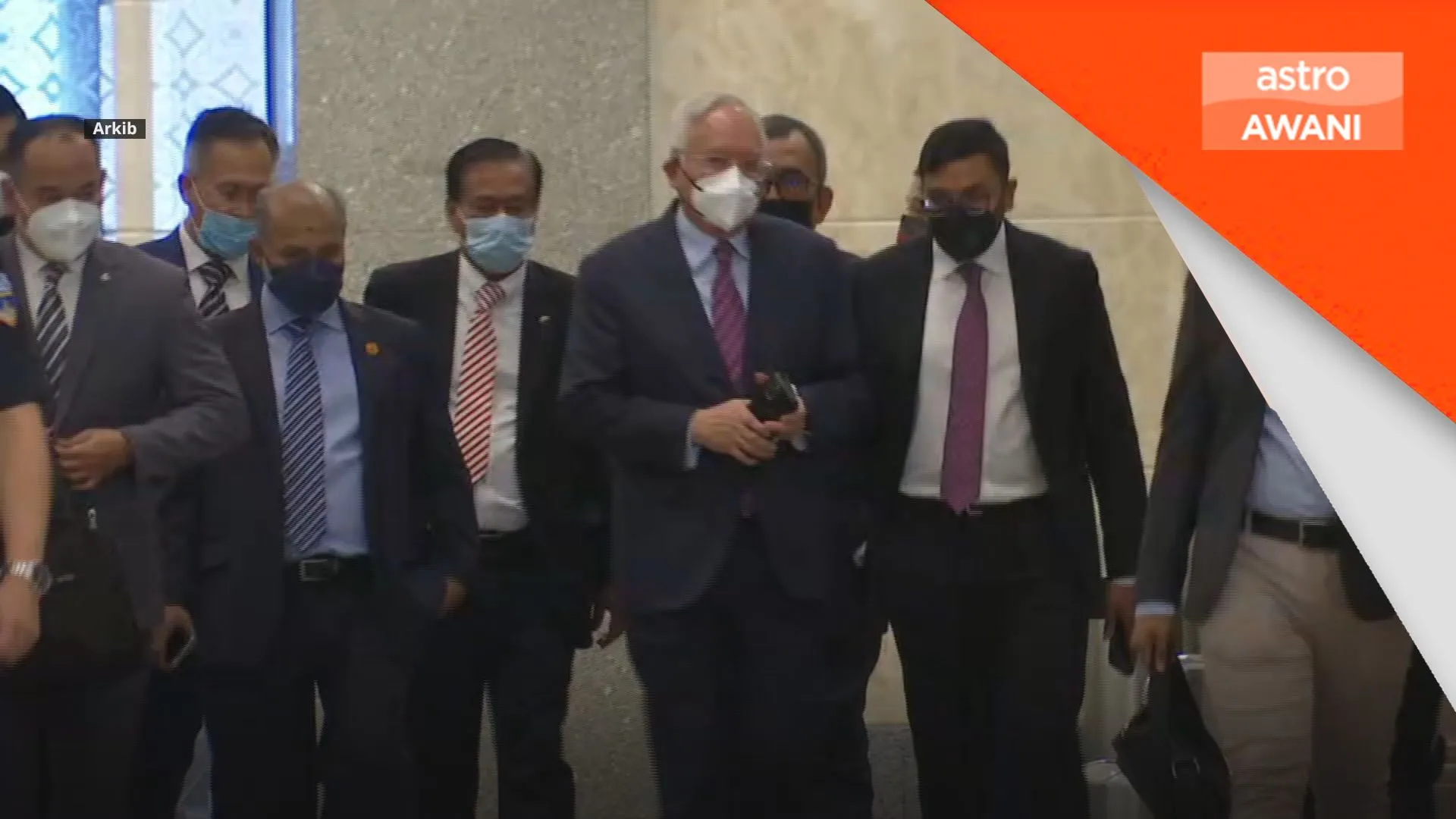 Mahkamah tangguh keputusan cabar pengampunan Najib